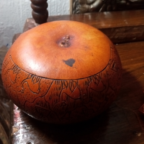 Vintage Peruvian hand carved gourd - Picture 4 of 8